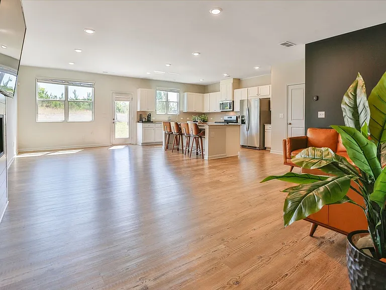 1020 Point Place Dr — Photo 4