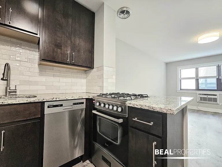 445 W Barry — Photo 19