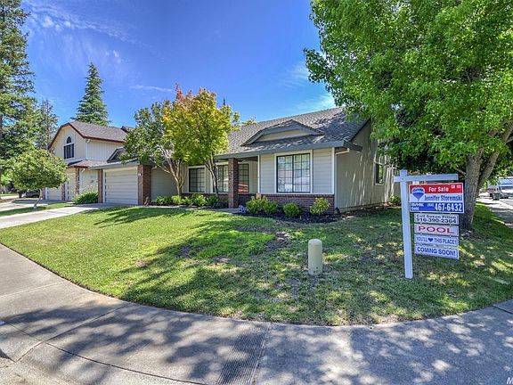 3rd image of 402 Taggert Ct