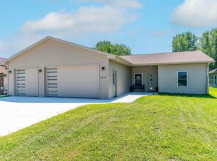 4467 Charm Dr, Waterloo, IA 50701