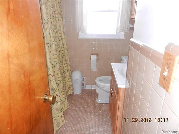 5th image of 1661 Chandler Ave