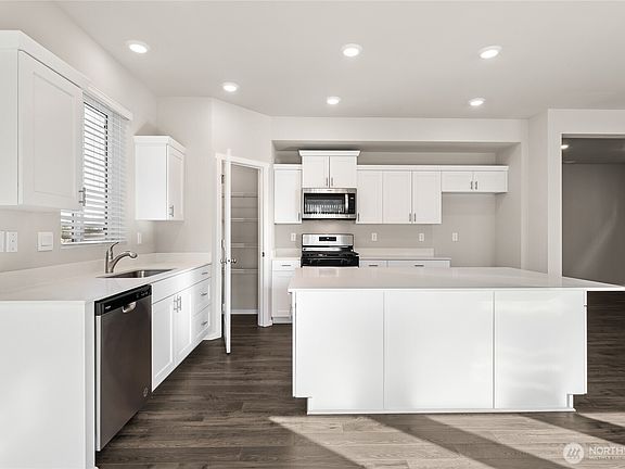 5th image of 2209 Trailside Dr NE