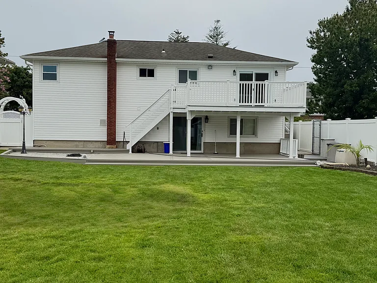 Cadman Ave — Photo 17