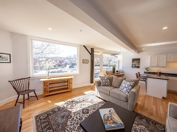 10 Deerfield Ave #5, Shelburne, MA 01370