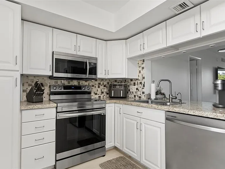 3100 NE 48th Ct #413 — Photo 8