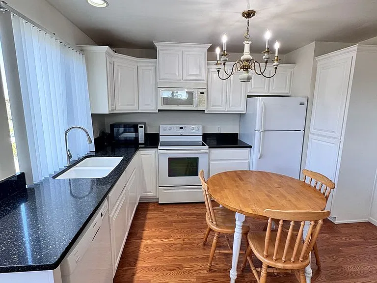 3190 Claremore Ave — Photo 3