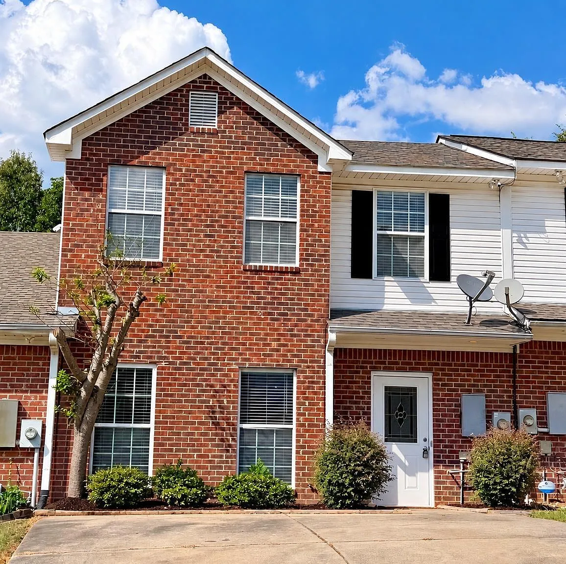 2 bed, 2.5 bath, 1412 sqft, $1,695 — Photo 1