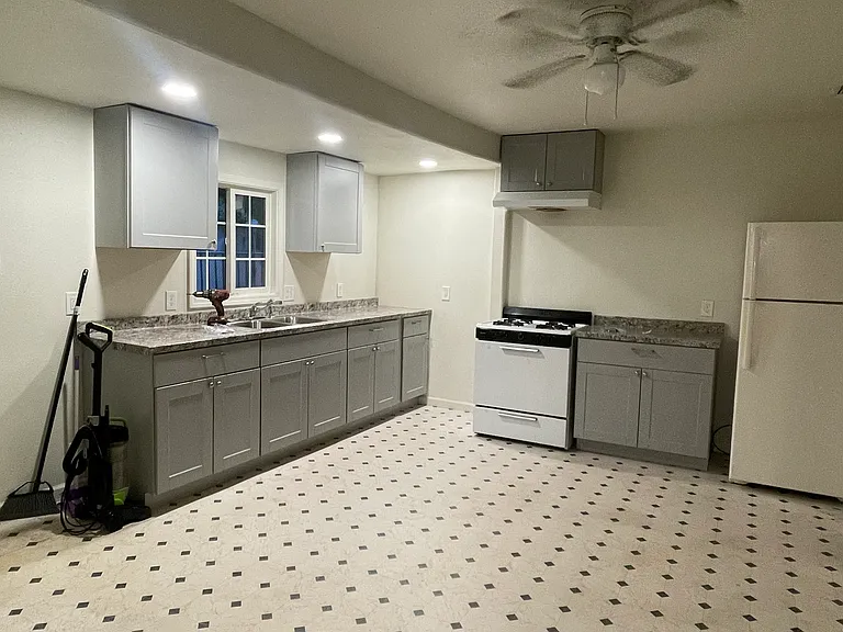 341 Dorman Ave — Photo 1