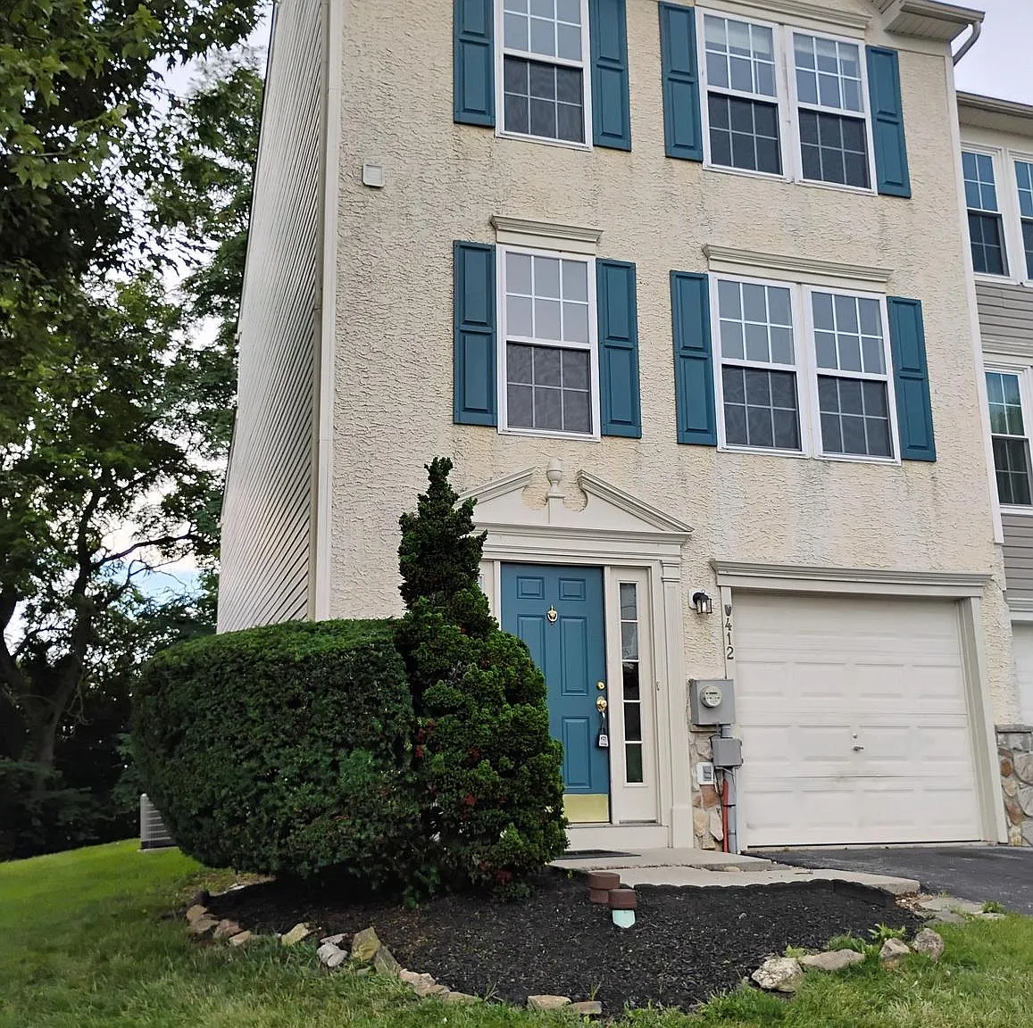 3 bed, 2.5 bath, 1440 sqft, $2,400 — Photo 1