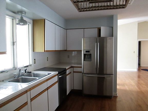 5th image of 3183 Riverside Dr
