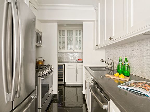 4th image of 220 E 67th St APT 12B