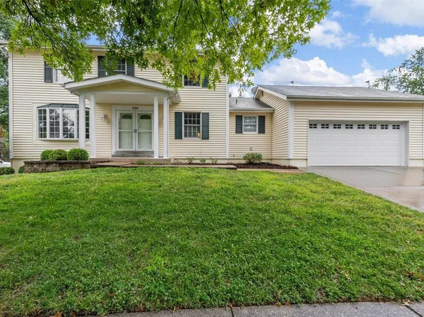 939 Pontoison Dr, Ballwin, MO 63021