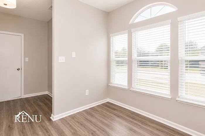 2710 Lucas Dr — Photo 11