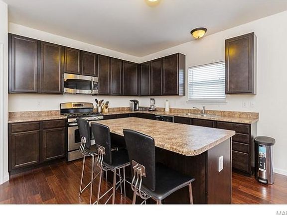 Kitchen with Breakfast Bar