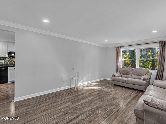 4th image of 927 Indian Hill Road