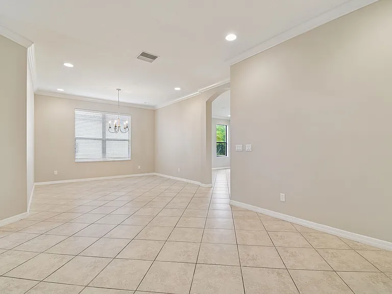 127 Silver Falls Dr — Photo 2