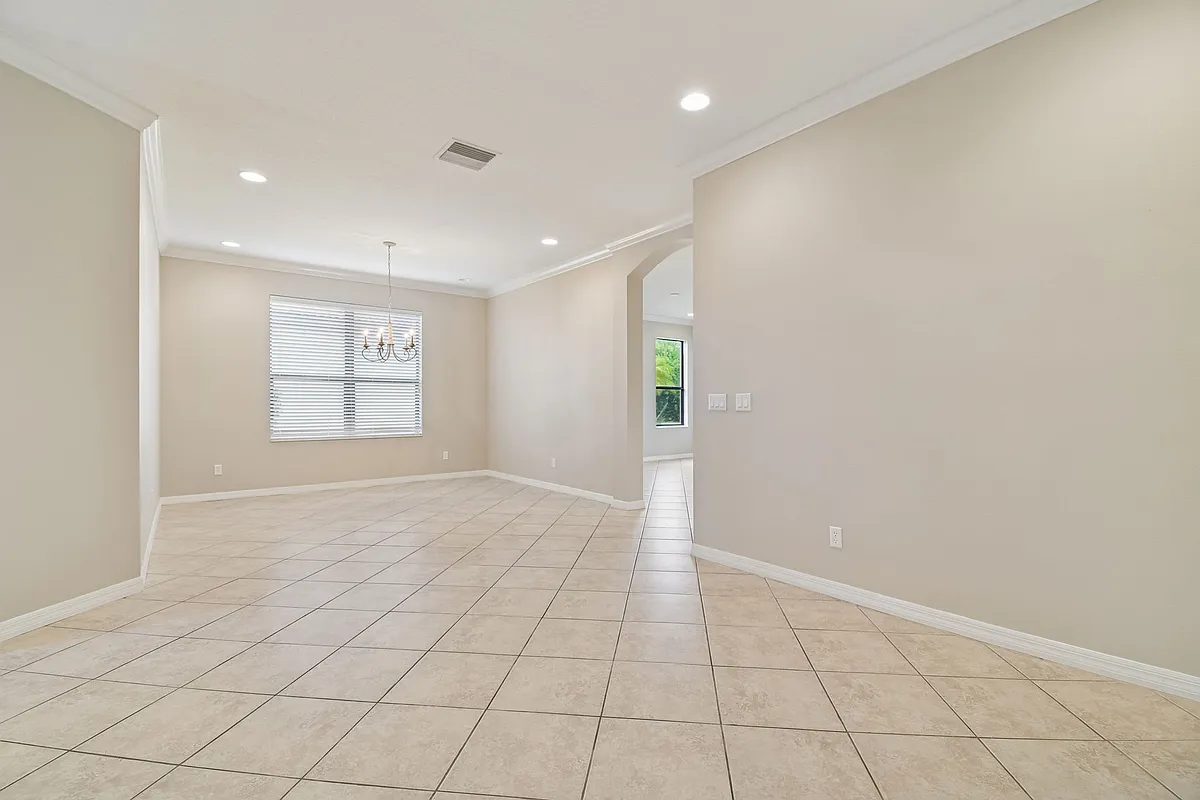 Building Photo - 127 Silver Falls Dr