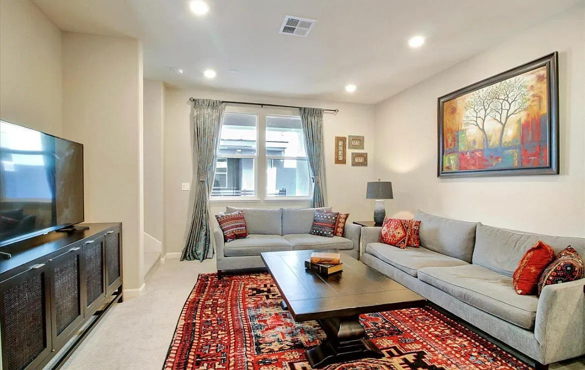 3 bed, 2.5 bath, 1670 sqft, $4,850 — Photo 2