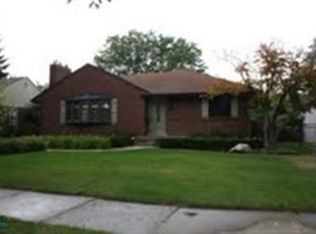 1050 Hawthorne Rd, Grosse Pointe Woods, MI 48236