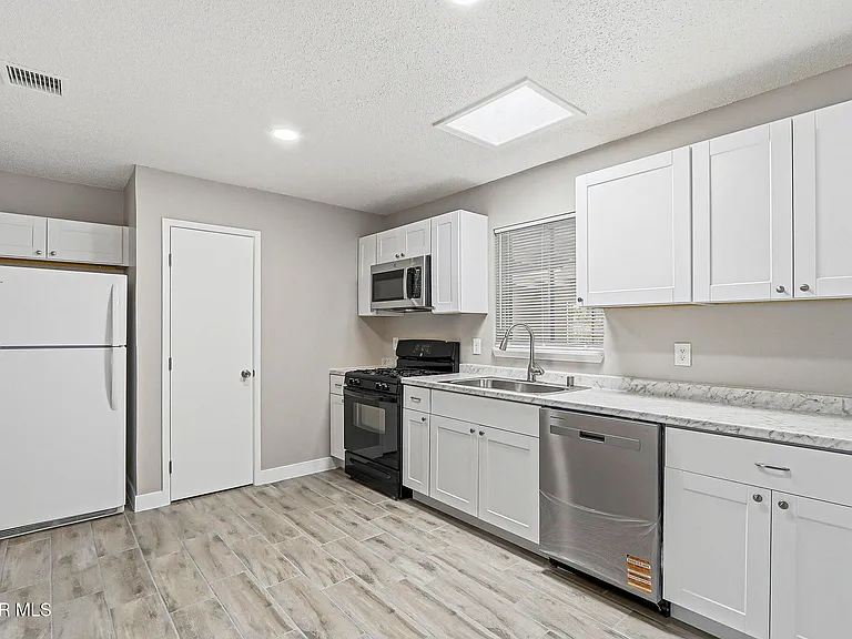 5704 Sage Ct — Photo 10