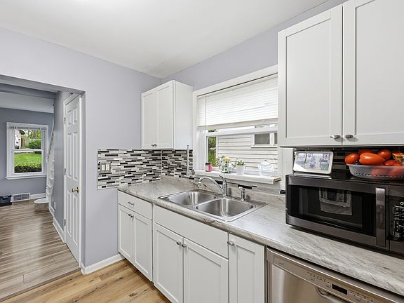 4th image of 3216 Midway Dr