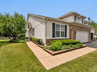 554 Woodhill Dr, Carol Stream, IL 60188