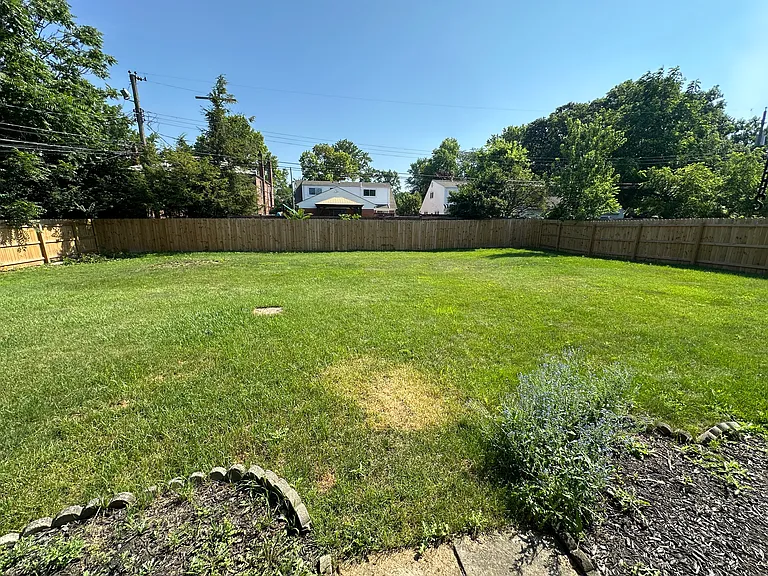 2352 Beverly Pl — Photo 8