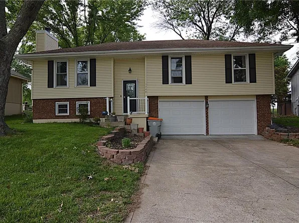 1748 NE Ridgeview Dr, Lees Summit, MO 64086