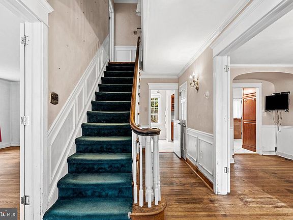 4th image of 2926 Belmont Ave