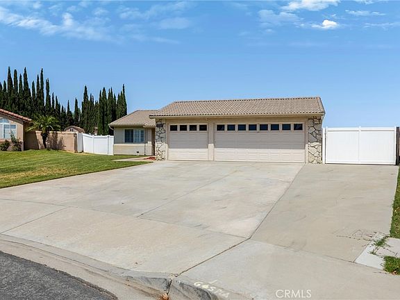 3rd image of 3263 N Verbena Ave