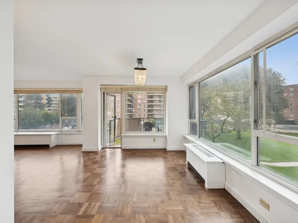 166-25 Powells Cove Boulevard image 12 of 40