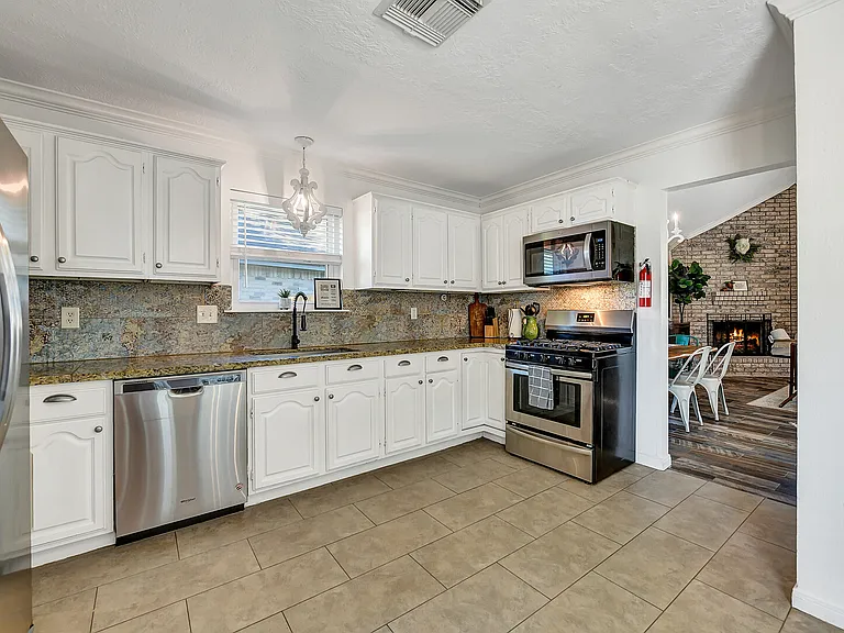 Regency Ct — Photo 6