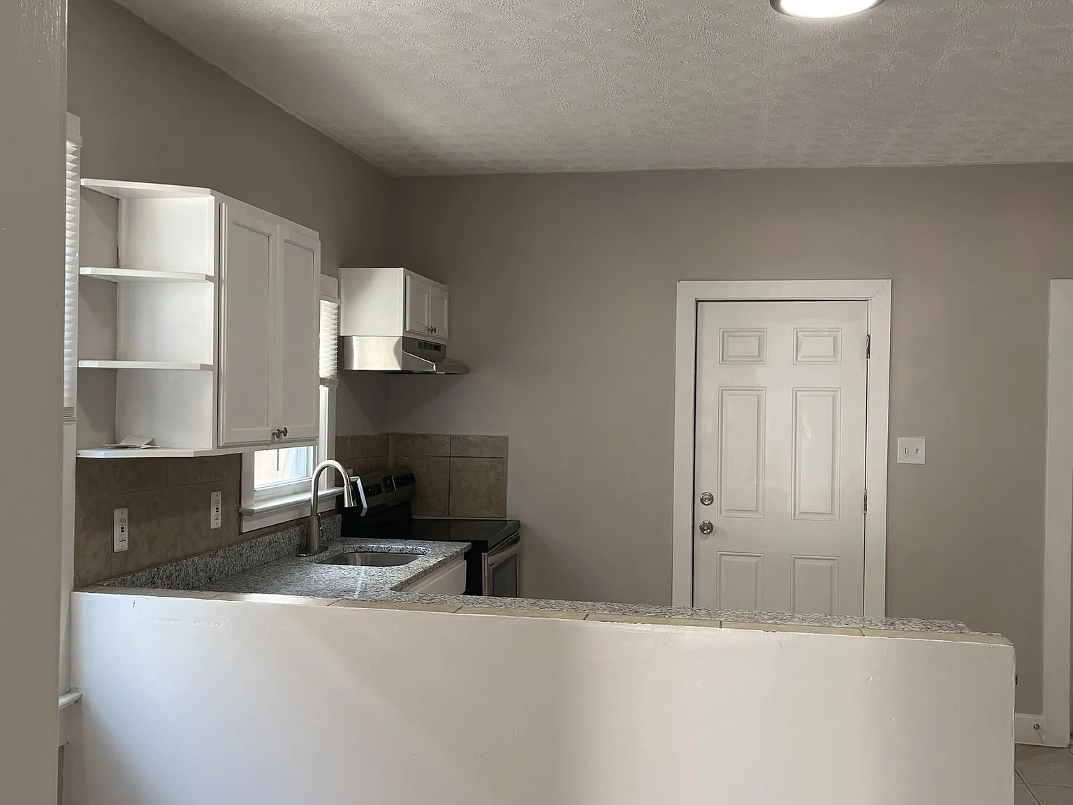 3 bed, 1.0 bath, 1756 sqft, $1,365 — Photo 2