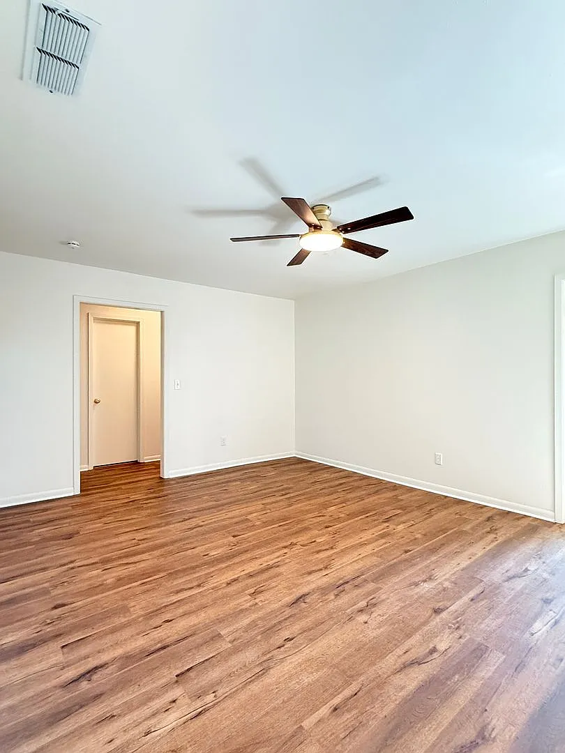 Beautiful 4 Bedroom 1.5 Bath - City View ISD — Photo 4