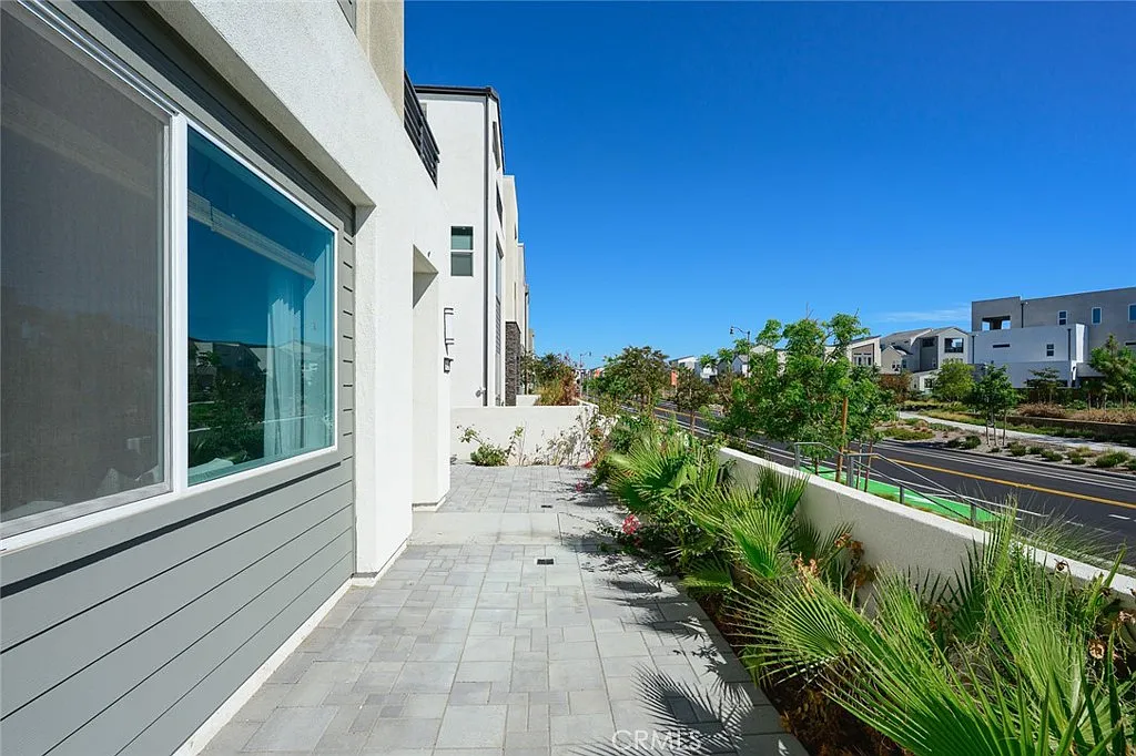 5 bed, 4.5 bath, 2891 sqft, $6,950 — Photo 4