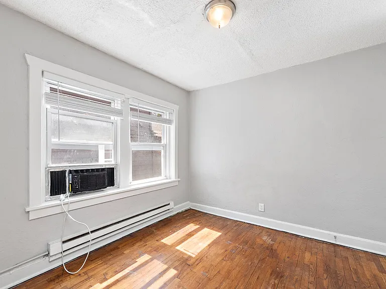 3933 Charlotte St — Photo 24