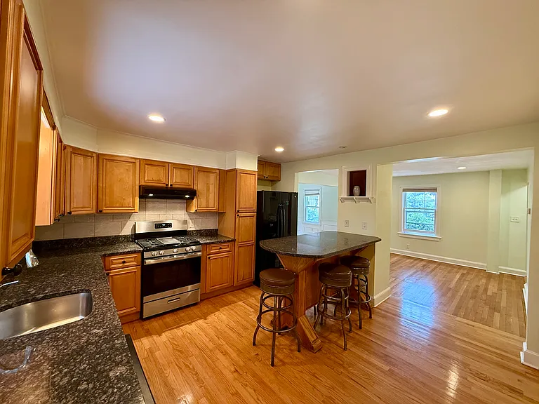 18 Pine St #1 — Photo 3