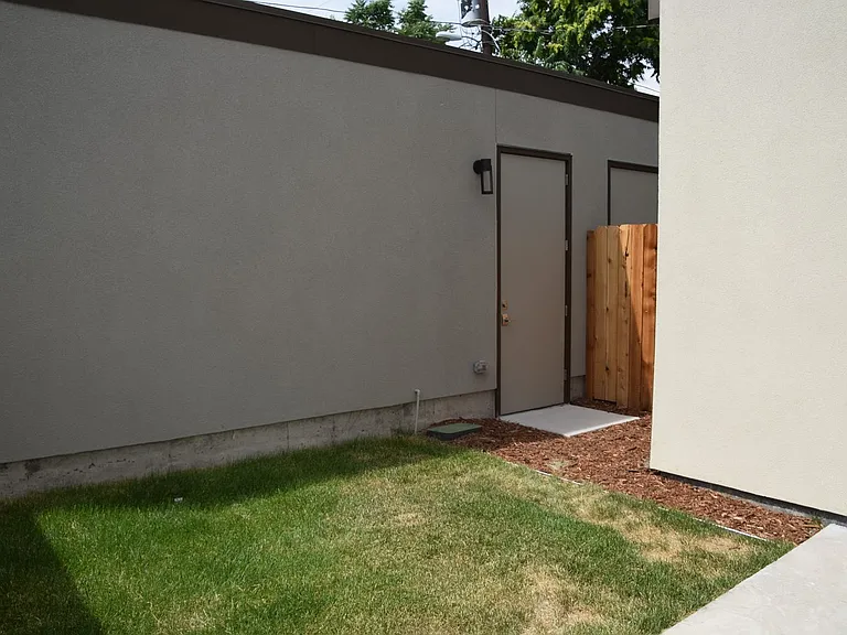 712 W 1st Ave — Photo 18