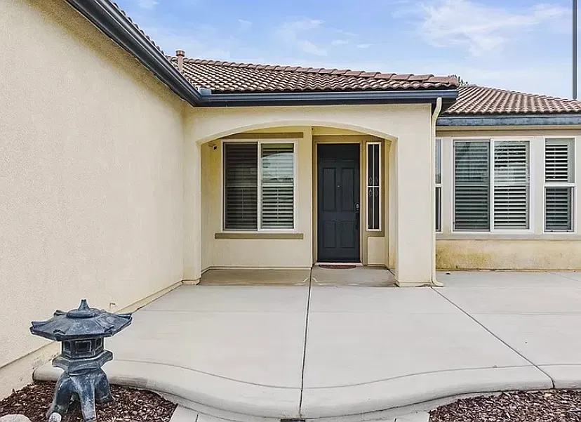 4 bed, 2470 sqft, $4,000 — Photo 2