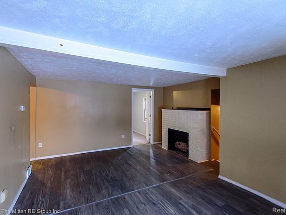 3rd image of 6198 Princess St