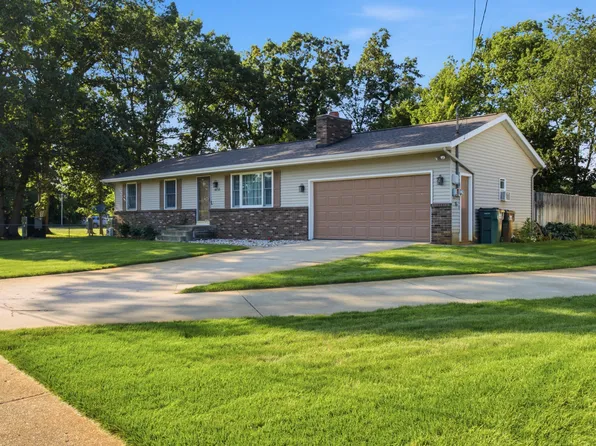 1658 Woodside Rd, Norton Shores, MI 49441