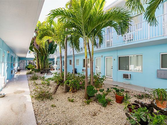 3rd image of 401 Collins Ave APT 22