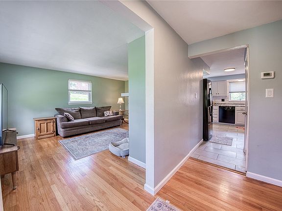 5th image of 504 Rolling Green Dr