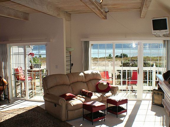 Spacious living area w/vaulted ceilings.