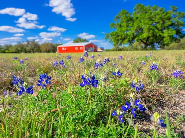 125 Headwaters Dr, Mountain Home, TX 78058