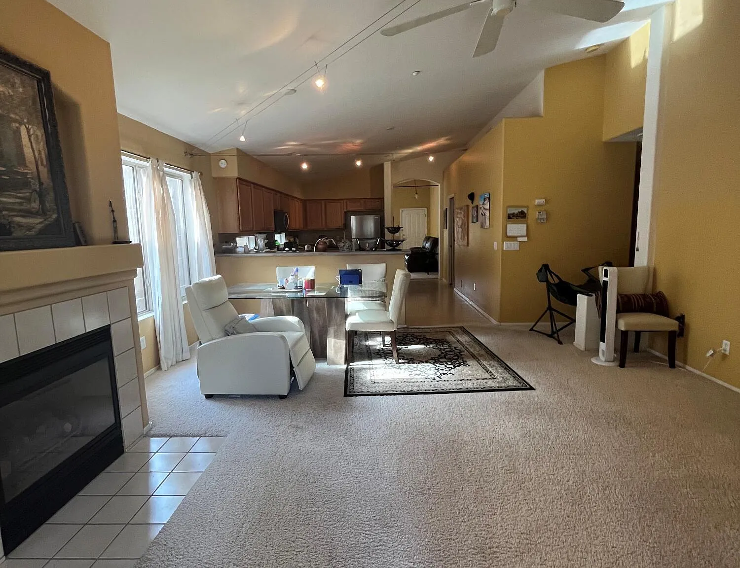 3 bed, 2.0 bath, 1702 sqft, $2,975 — Photo 2