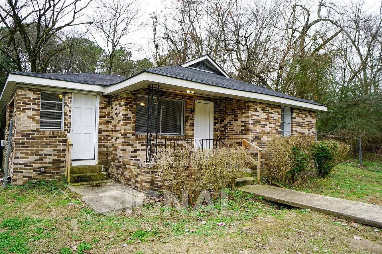 3 bed, 1.0 bath, 1060 sqft, $1,095 — Photo 2