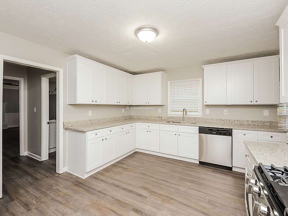 4th image of 2857 Swarthmore Dr