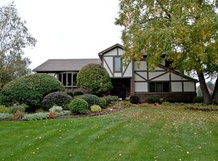 6N930 Glenview Dr, Saint Charles, IL 60175