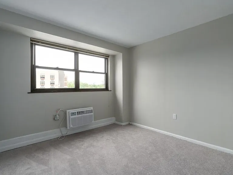 Courtside Square Apartments and Suites — Photo 7
